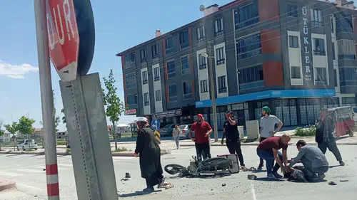Konya'da öğrenci servisi motokuryeye çarptı