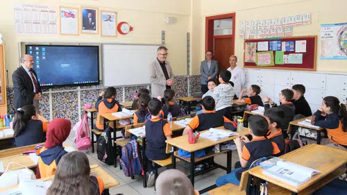 Ustaoğlu yerel yönetimleri çocuklara anlattı