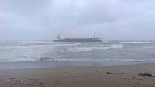 Yük gemisi karaya oturdu