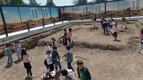Konya'nın en ilginç parkına büyük ilgi: Çocuklar kazı yaparak tarih öğreniyor!