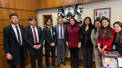 Konya Milletvekili Selvi Meclis’te öğrencileri ağırladı