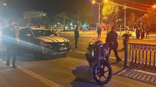 TIR ile motosiklet çarpıştı; 2 yaralı