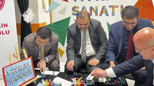 Konya'da minik eller vitray sanatıyla buluştu