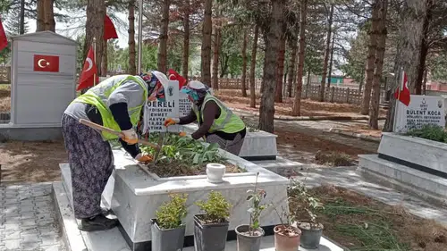 Konya'da şehitler unutulmadı: Kabirlerde vefa çalışması