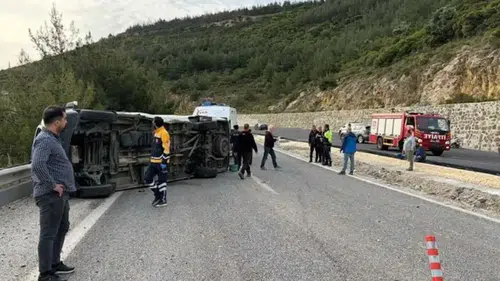 Otomobil ile minibüs çarpıştı: 12 yaralı