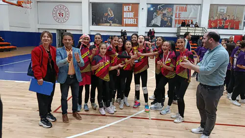 Karatay’da voleybol heyecanı sona erdi: Şampiyon sporcular ödüllerini aldı