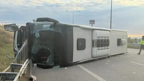 Devrilen yolcu otobüsündeki 25 kişi yaralandı
