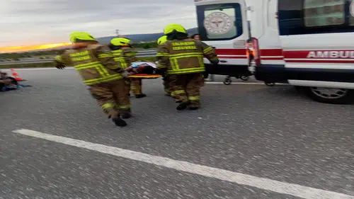 Yolcu otobüsü refüje çarpıp devrildi: 36 yaralı