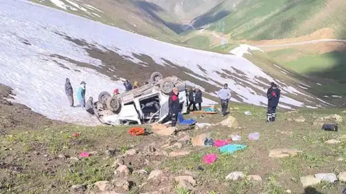 İşçileri taşıyan minibüs, uçuruma yuvarlandı; 1 ölü,