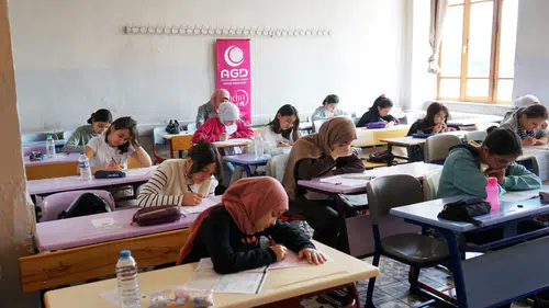 Umre ödüllü sınava binlerce öğrenci katıldı