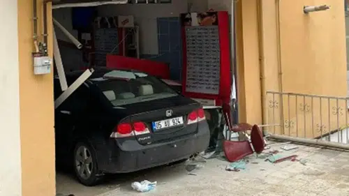 Fren yerine gaza bastı, arkadaşının iş yerine daldı