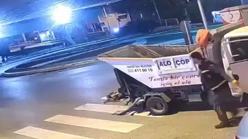 Kamyonet ile motosiklet çarpıştı: 2 yaralı