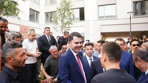 Bakan Kurum, depremzede aileye misafir oldu