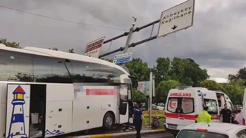Yolcu otobüsü otomobile çarptı; 2'si ağır 6 yaralı