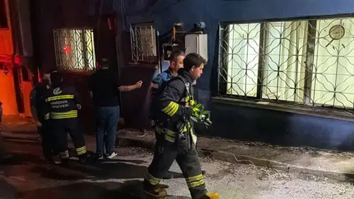 Evin önüne benzin döküp ateşe verdi