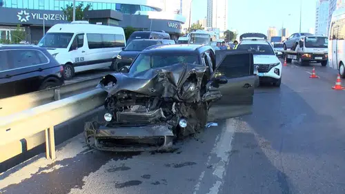 Zincirleme kazada 2 kişi yaralandı, trafik akışı kontrollü sağlandı