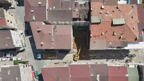 Temel kazısı sırasında 2 bina tahliye edildi