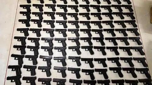 İş yerine operasyon; 100 adet ruhsatsız tabanca ele geçirildi