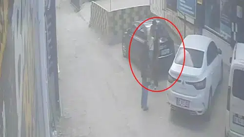 Darbedilen kadını kurtarmak isterken bıçaklandı