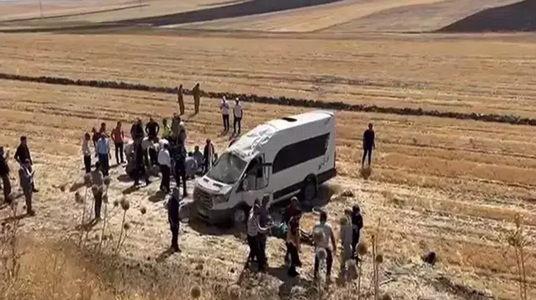 Malazgirt kutlamalarına gidenleri taşıyan minibüs devrildi