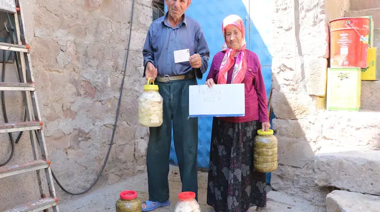 İşitme engelli çift, Turistlere kağıtla ürün satıyor