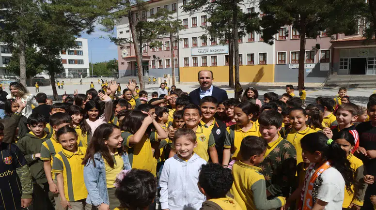 Başkan Altay karne alan tüm öğrencileri tebrik etti
