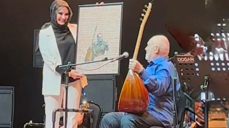 ESRA OKTAY ÖĞRETMEN’DEN MUSA EROĞLU’NA ANLAMLI HEDİYE