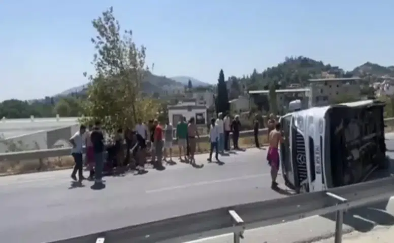 Turistleri taşıyan minibüs devrildi