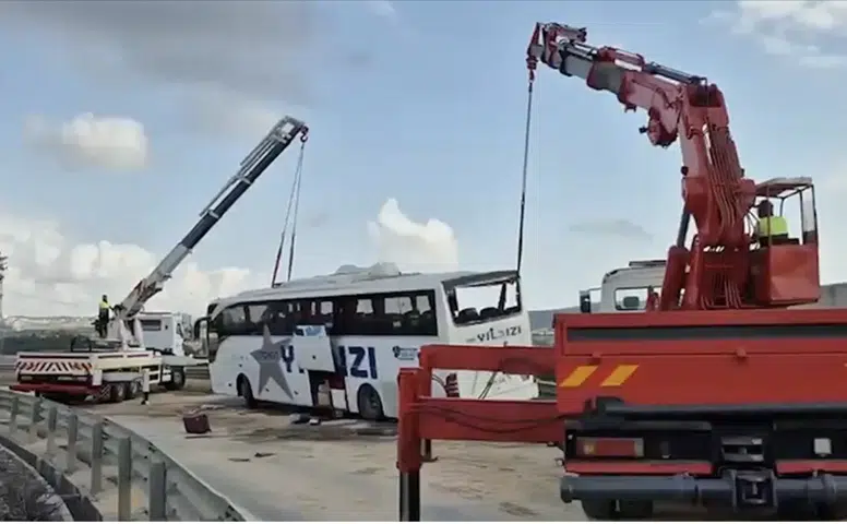 Kuzey Marmara Otoyolu'nda yolcu otobüsü bariyerlere çarptı