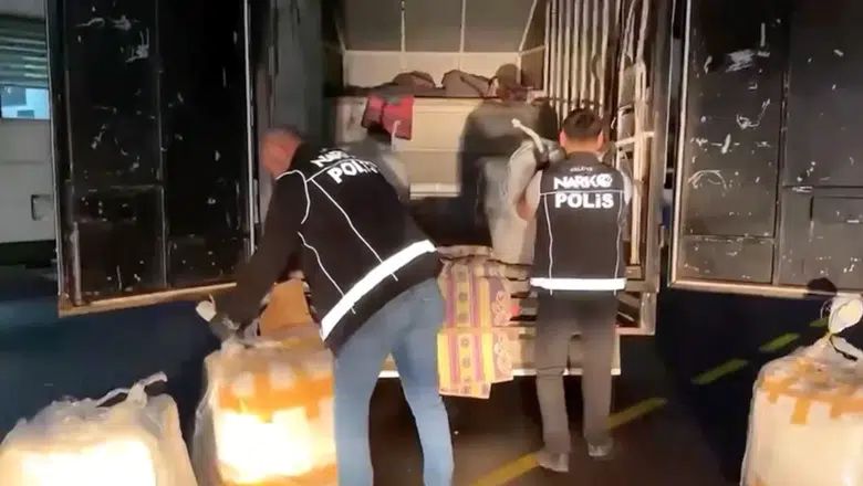 Uyuşturucu satıcılarına yönelik operasyonlarda 381 şüpheli tutuklandı
