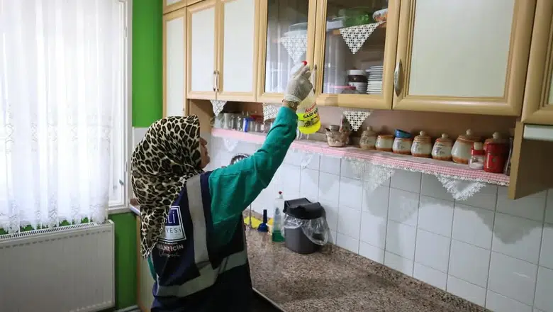 Konya'da yaşlı ve engelliler yalnız değil: Evde hizmet mesaisi!