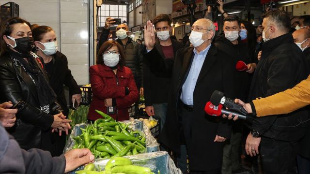 Kılıçdaroğlu, İzmir'de hal esnafını ziyaret etti