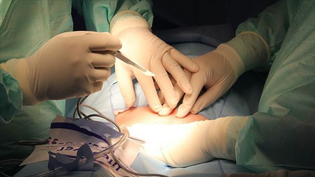 Kovid-19 hastasına ilk kez canlı donörlerden akciğer doku nakli yapıldı
