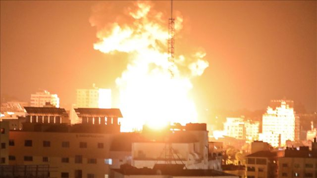 İsrail Gazze'nin çeşitli noktalarına yoğun saldırılar düzenledi