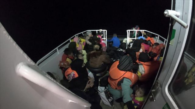 Lastik botta bulunan 49 düzensiz göçmen kurtarıldı