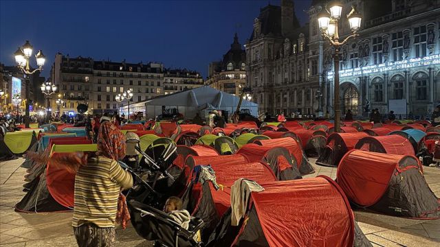 Paris'te refakatsiz çocuklar ve düzensiz göçmenler 'acil barınma' talebiyle kamp kurdu