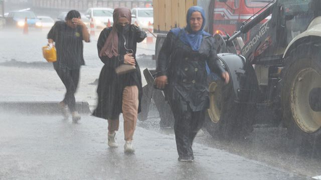 Meteoroloji'den Orta ve Doğu Karadeniz için 'şiddetli yağış' uyarısı