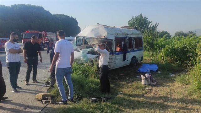 Minibüsle otomobil çarpıştı: 2 kişi öldü, 9 kişi yaralandı