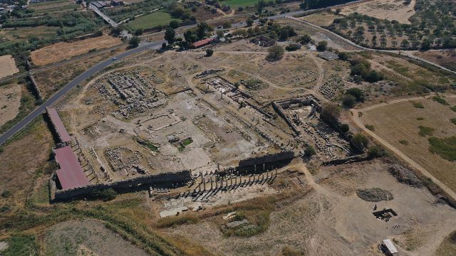 Magnesia'daki kazılarda Zeus Tapınağı'nın giriş kapısına ulaşıldı