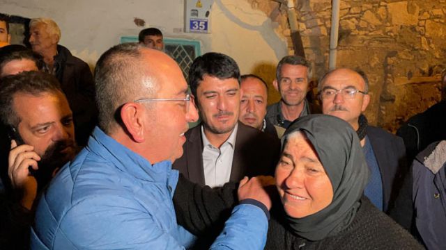 Depremde evi zarar gören Zeynep Karabıyık, üzüntüsünü anlattı