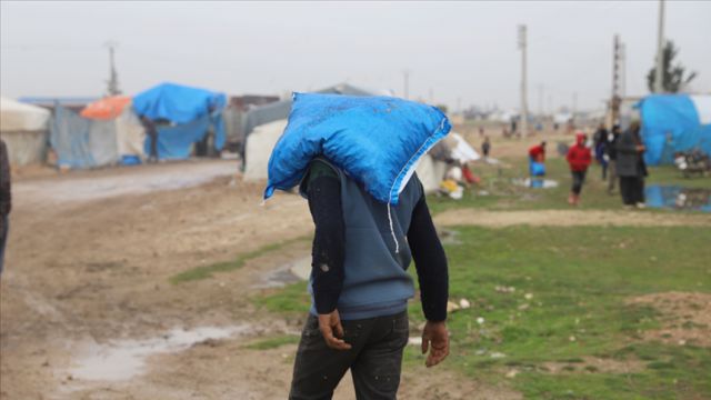 Suriye'deki siviller Türkiye'nin yardımlarıyla ısınıyor