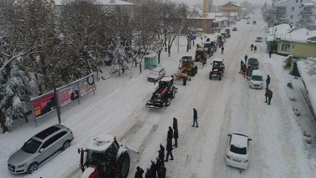 Çiftçiler belediye çalışanlarıyla kar kürüdü