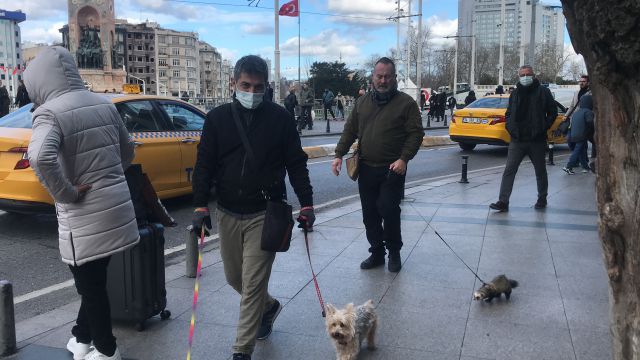 Taksim'de tasma taktığı gelincikle gezdi