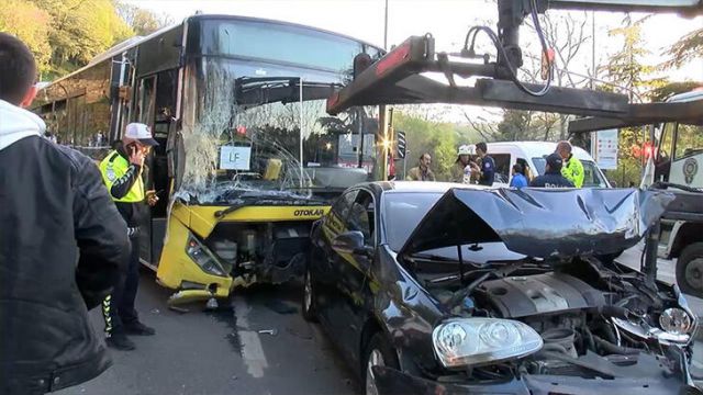 İETT otobüsü 15 araca çarptı: 4 yaralı