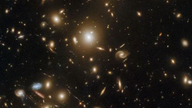 Uzay - zamanı büken ve ışığı kıran bir galaksi kümesi keşfedildi