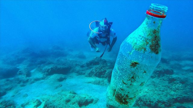 Doğu Akdeniz'de gönüllü dalgıçlar su altını atıklardan arındırıyor