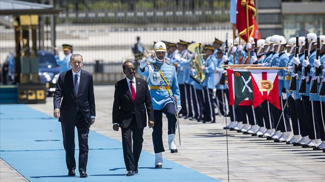 Erdoğan, Mahmud'u resmi törenle karşıladı