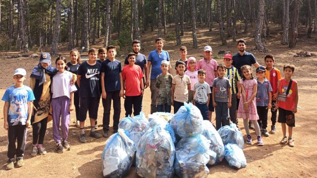 Beyşehir'de Kur'an kursu öğrencilerinden çevre temizliği