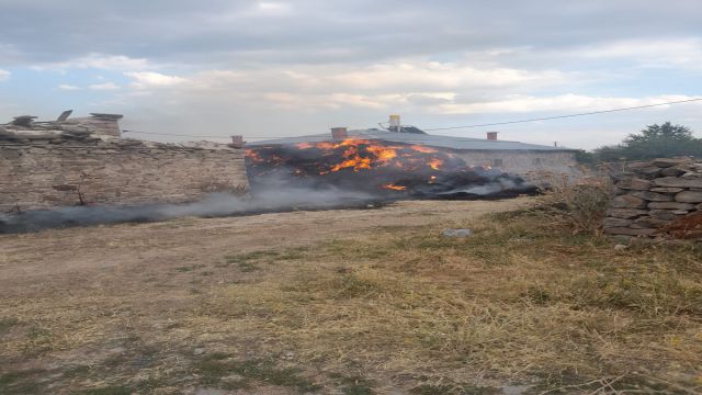 Konya'nın Beyşehir ilçesinde 1200 saman balyası ve iki römork yandı