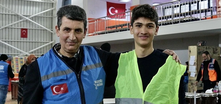 Baba ve oğlu Konya'da depremzedeler için çabalıyor